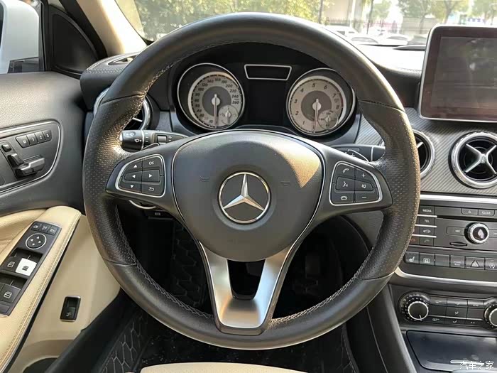 新到店2017年差几天上牌奔驰gla200豪华版指导价34