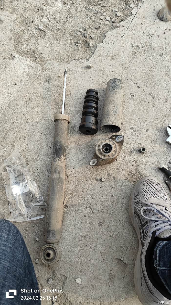 给15岁的老车更换后减震胶套折腾了半下午终于搞定了