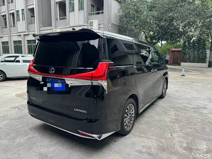 雷克萨斯lm300h,御世版,22年上牌,行驶3.1万公里!