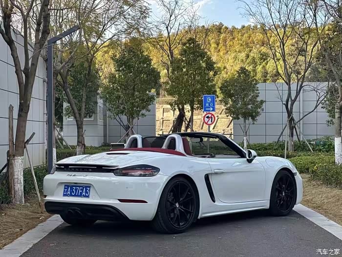 19年上牌保时捷718 4万公里 最美配色 白外红顶 车况精