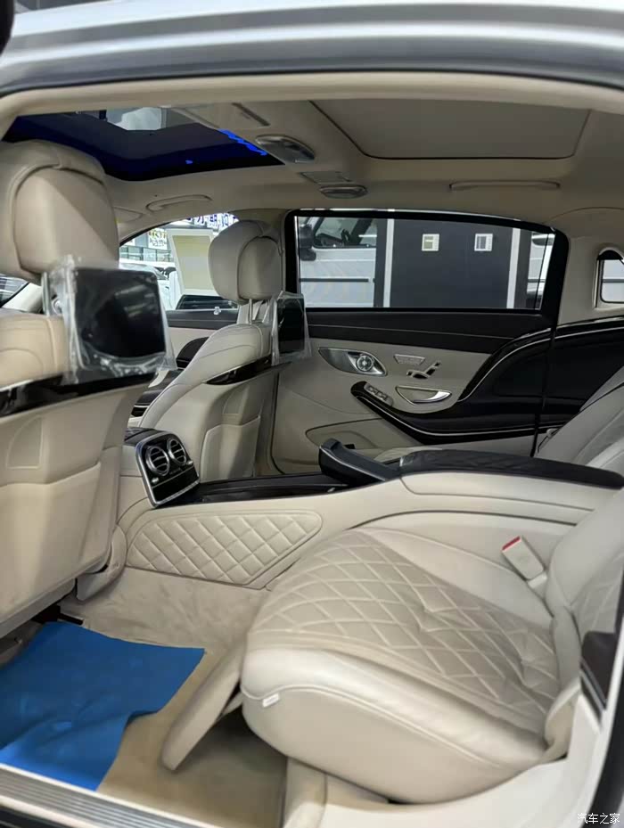 全新迈巴赫s560 银黑/米 配置:顶级大柏林之声音响,后排