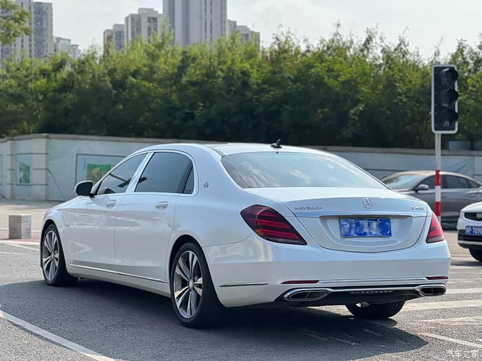 15年奔驰迈巴赫s400l黑贴白