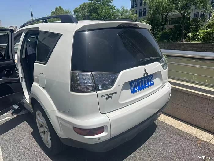 10年4月上牌,进口 三菱欧蓝德 2.4四驱,7万公里实表