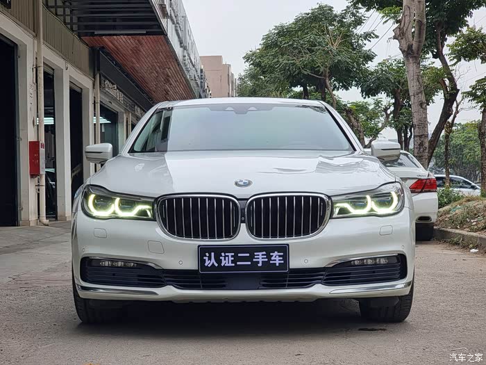 16年白色宝马740li四座尊享