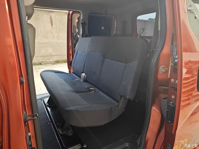 2011年5月上牌,日产尼桑nv200 1.6手动豪华版,实