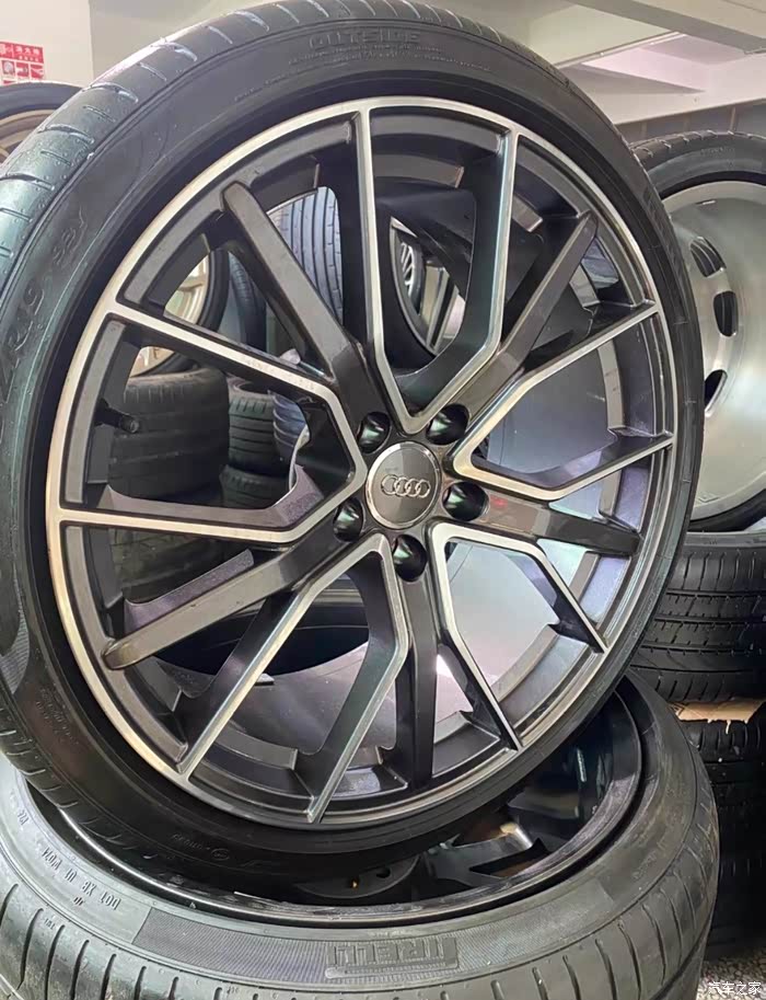 奥迪21款s4轮毂轮胎一套