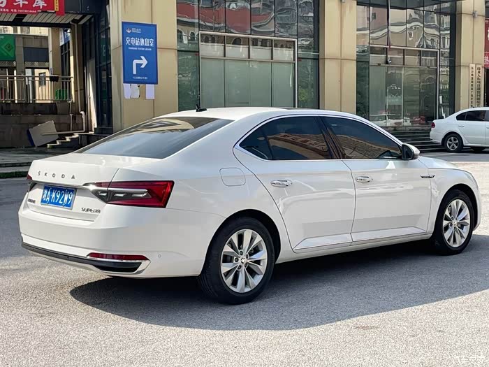 斯柯达速派2021款tsi280dsg舒适版行驶1