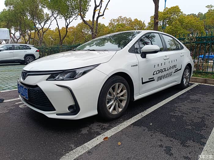 丰田双擎车辆家用省油代步车第五代双擎卡罗拉