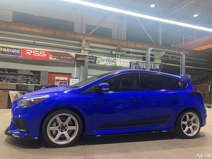 全车蓝色贴膜,全套rs包围,18寸白色旋压轮毂,美版rs大灯