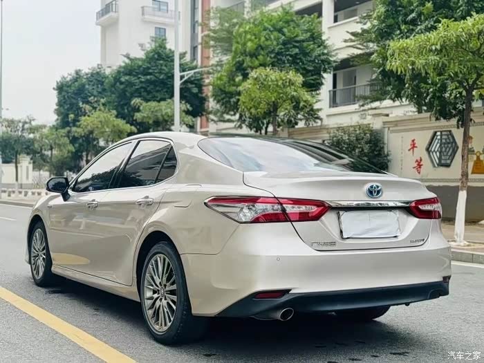 20年的双擎豪华版凯美瑞
