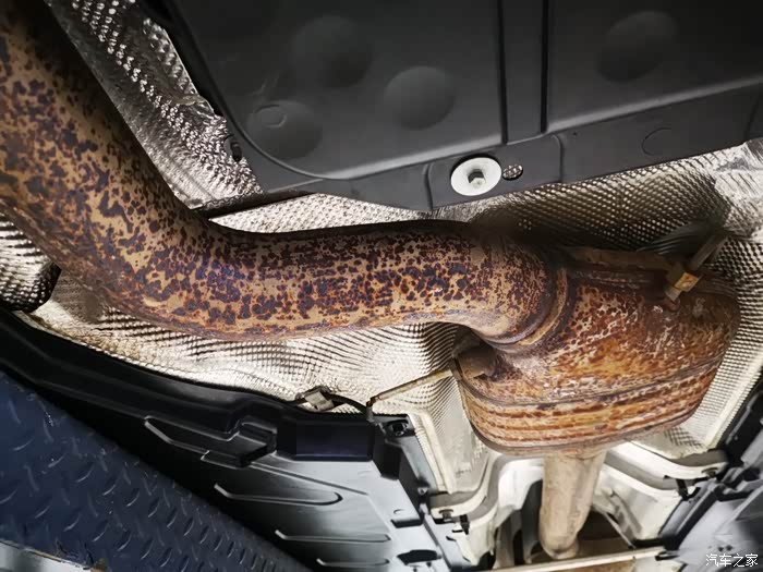 2022款奔驰e级的排气管2年就严重锈蚀请同期的车友注意观