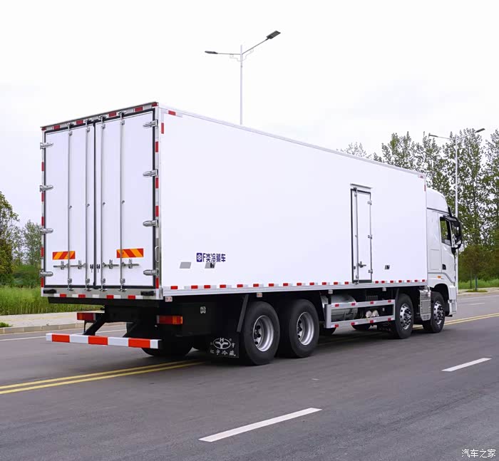 东风天龙前四后八肉钩冷藏车