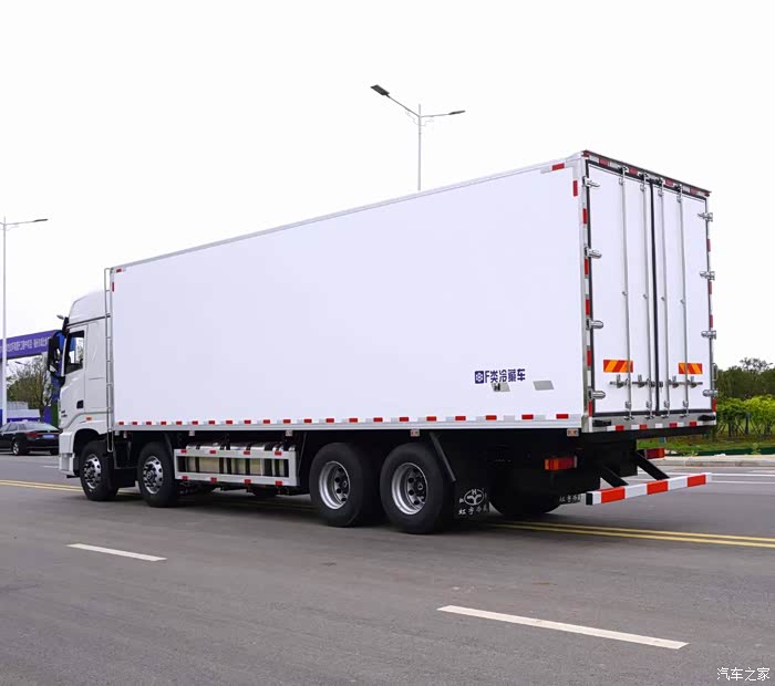 东风天龙前四后八肉钩冷藏车