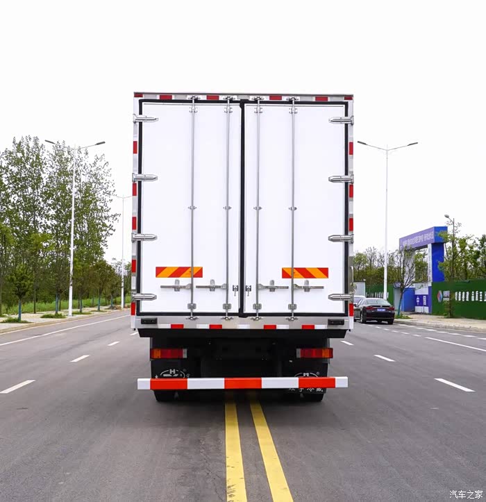 东风天龙前四后八肉钩冷藏车