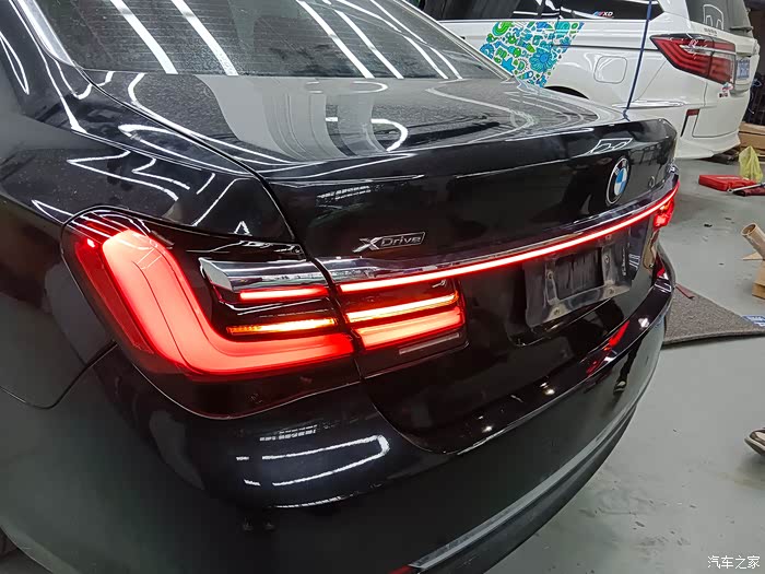 宝马7系f底盘装贯穿尾灯