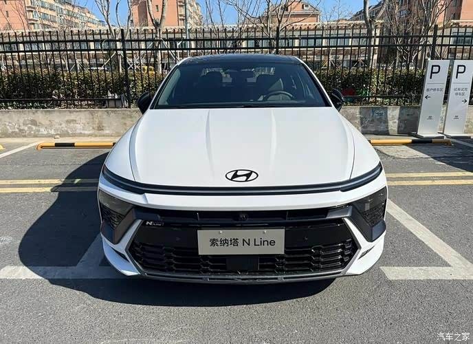 现代索纳塔十一代是一款中型轿车,它的外观设计非常出色,具有以