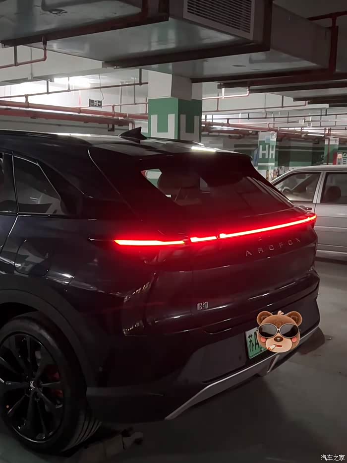 来看阿尔法t5的后尾灯