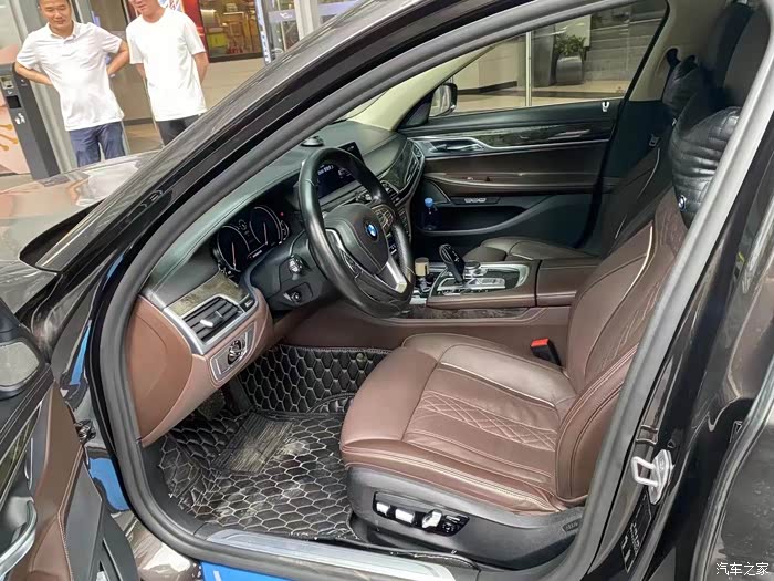 出18款宝马730li尊享卓越