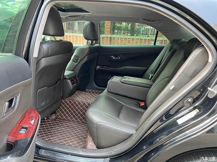 新到店 12年丰田皇冠,13代黑外黑内,车况精品,价格便宜