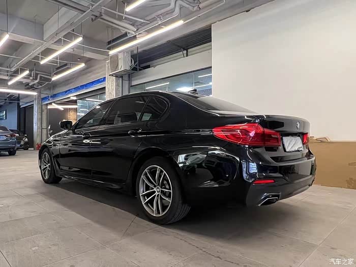 新到19年5月宝马525lim运动套哈曼卡顿音响夜