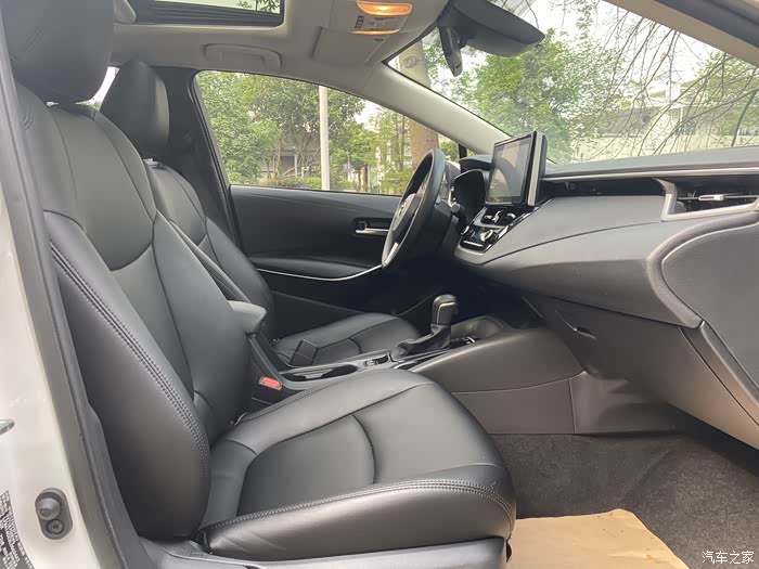 21款丰田卡罗拉18l油电混合精英版