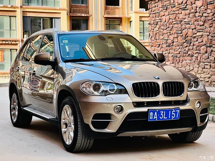 12年宝马x530t7座豪华版新车指导价100万