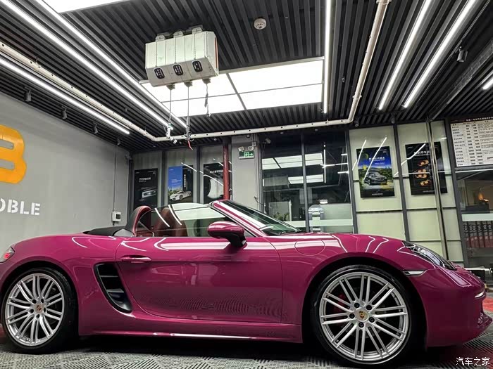 保时捷718改色星光宝石红草莓熊色系复古又明媚上街