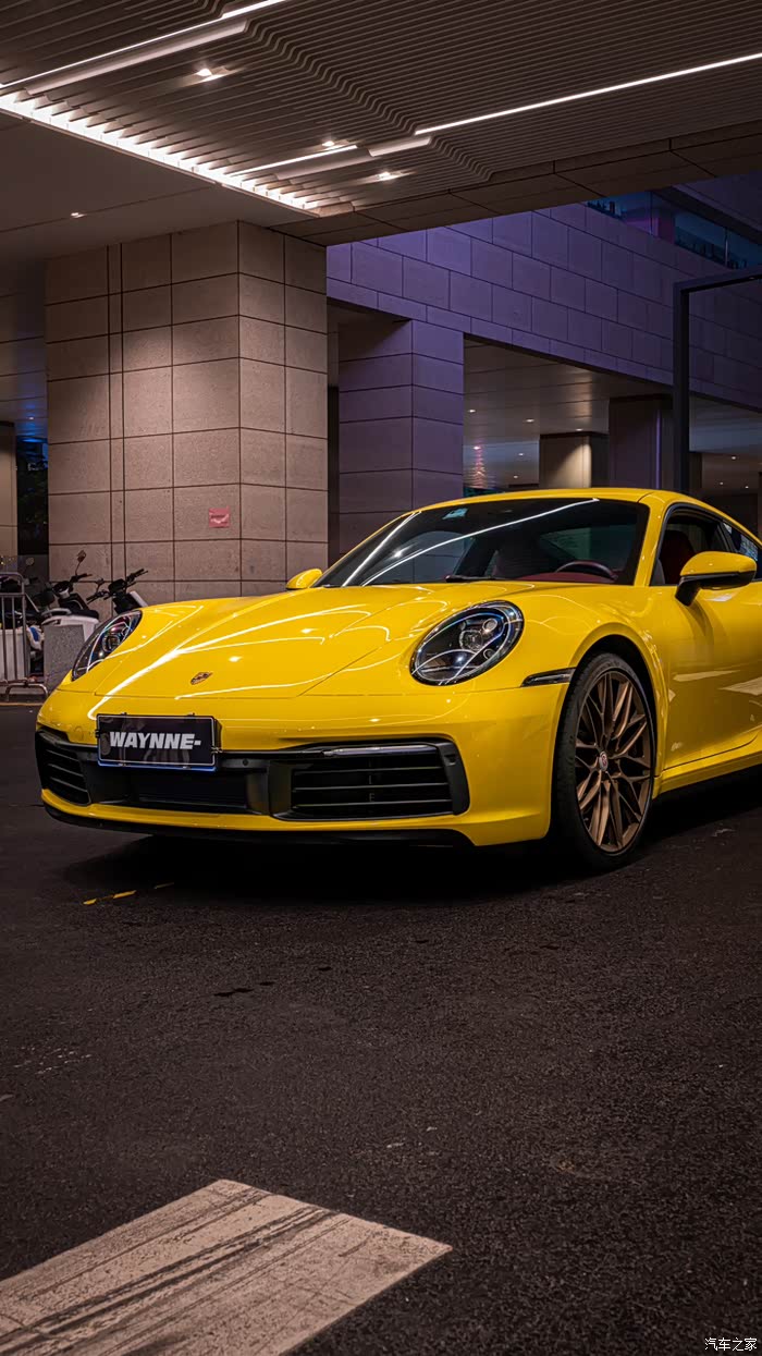21年保时捷911carrera竞速黄搭配全波尔多红内
