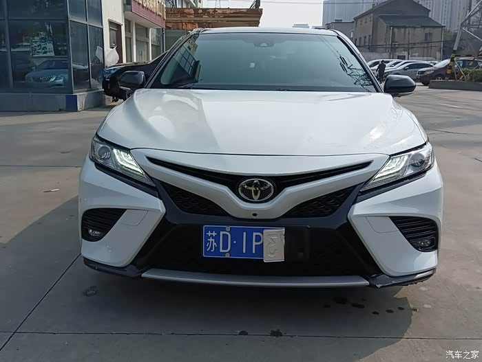 新到18款18年上牌丰田凯美瑞高配25排量外白内红骚气