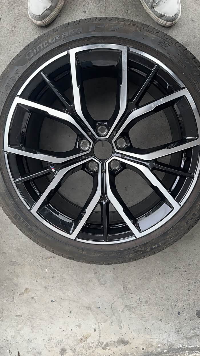 530原厂19寸花瓣轮毂带倍耐力轮胎