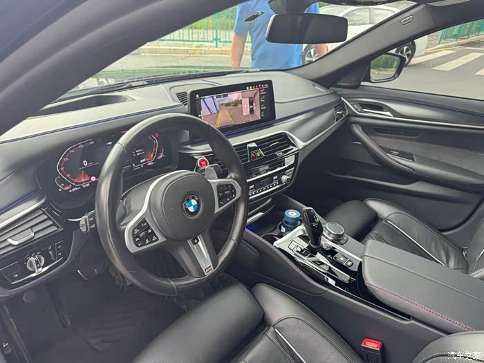 21款宝马540i的,21年1月上牌,丹泉石蓝,内饰黑色na