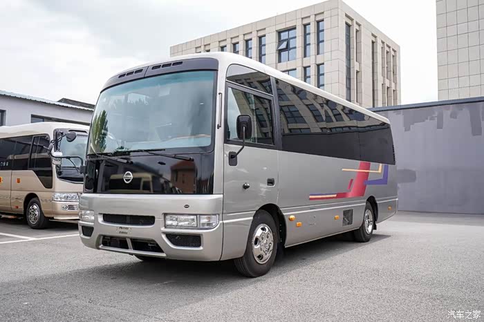 进口尼桑碧莲12座豪华内饰现车