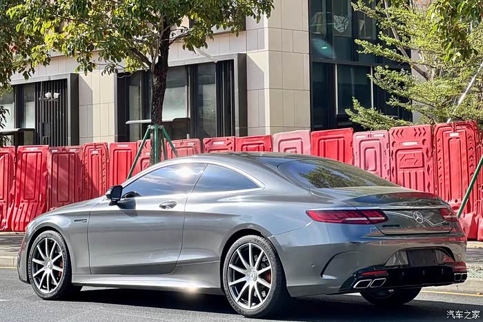 奔驰s63四驱轿跑2019年11月上牌白外红