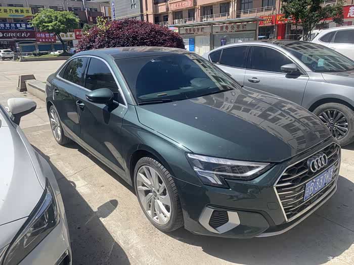 墨绿色的奥迪a3l,还别说有点小惊艳