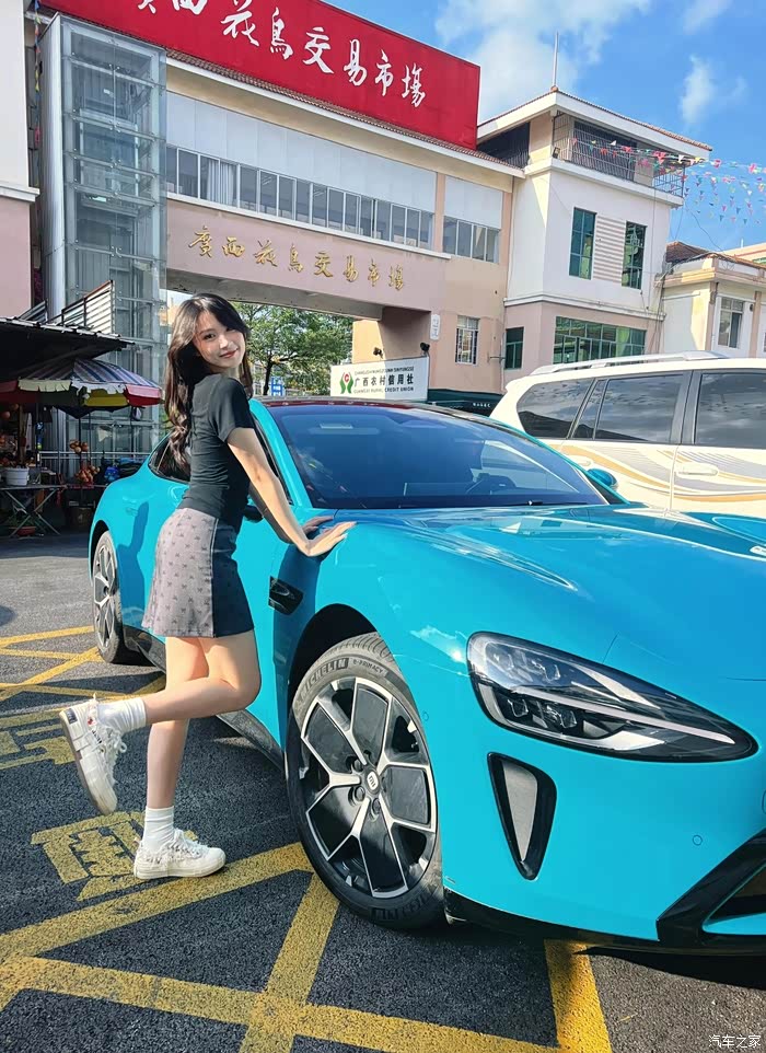 小米su7女车友提车了,集合了一起玩!