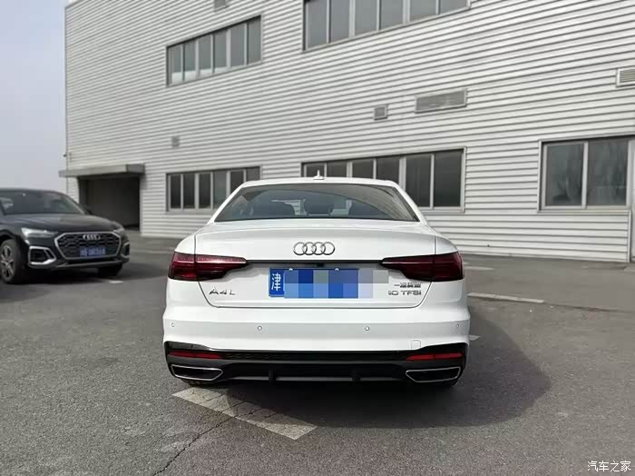 最新到货23年3月上牌奥迪a4l2022款40豪华动