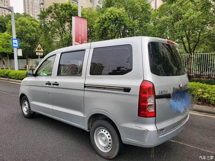 转让21年五菱宏光面包车!车子是去年买的二手车!低配的!铁轮