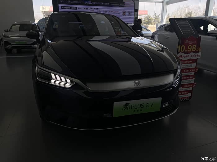 秦plusdmi荣耀版售价为798万元起其外观沿用