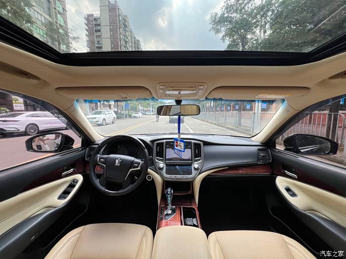 2017年14代丰田皇冠智享版,2.5v6发动机后驱平顺有力