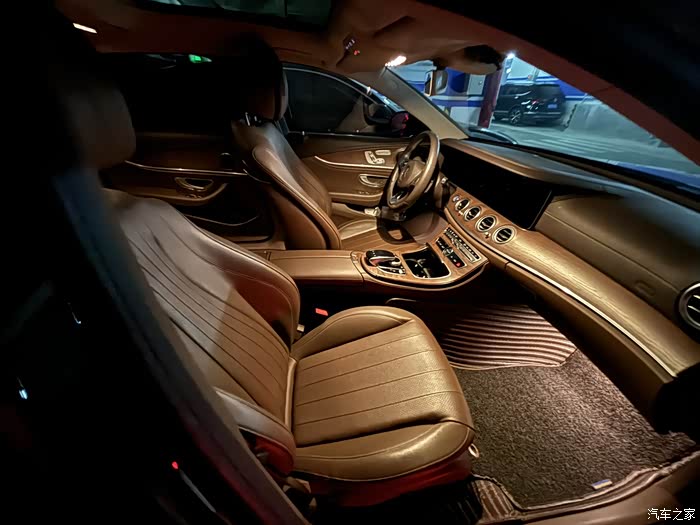 出售2018年5月份黑色奔驰e300里程10万公里联系电话