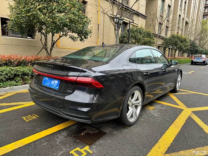 23年奥迪a7l45高功率四驱风骑士 外黑内粽 矩阵大灯 液