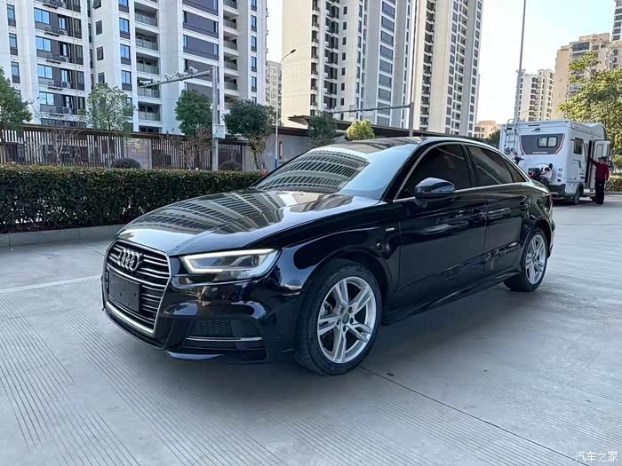 新到20年奥迪a3高配时尚版外黑内黑才开了2万多公里带