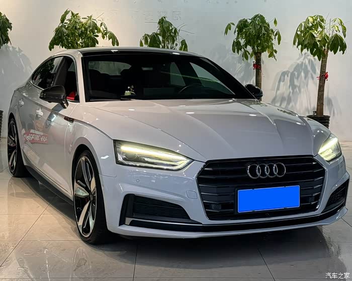 17年奥迪a5四门抬头显示座椅加热通风自动泊车变道辅