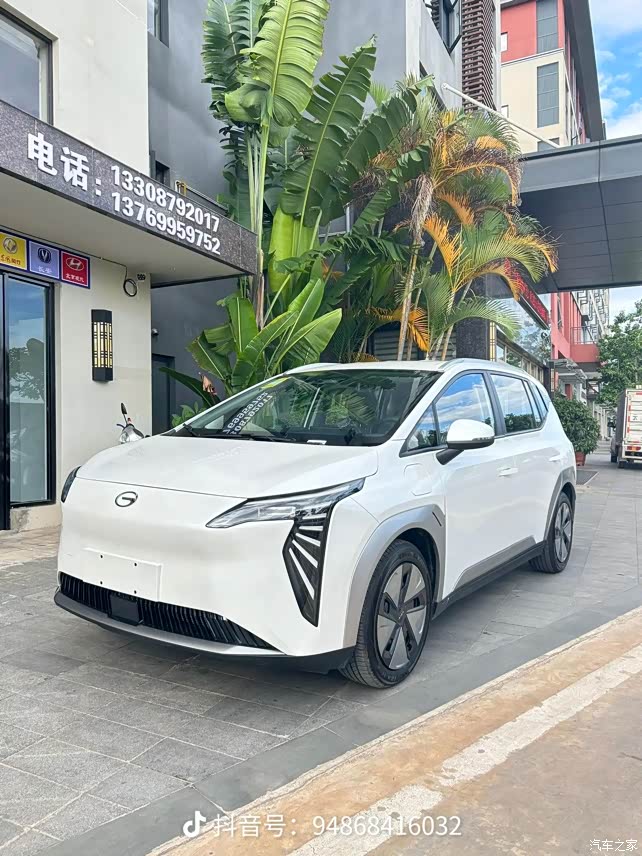 广汽埃安 y 年轻人的专属座驾! 独特优势:  空间宽敞:车