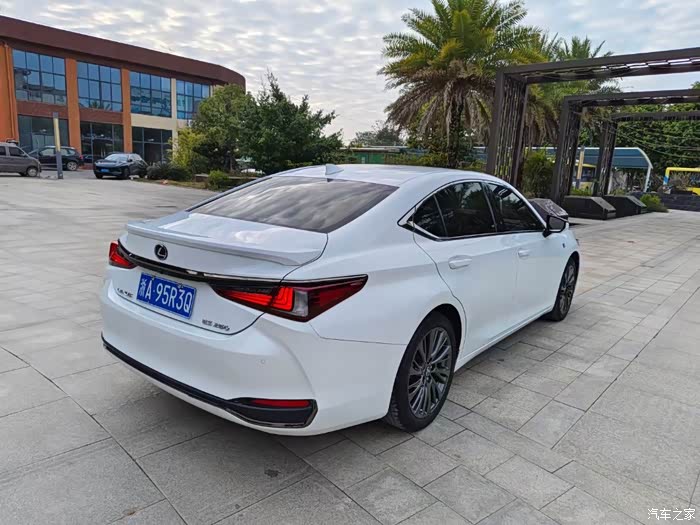 19年雷克萨斯es260fsport运动版矩阵式大灯