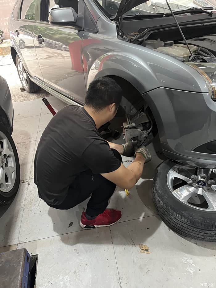 07款经典福克斯前刹车片更换历程