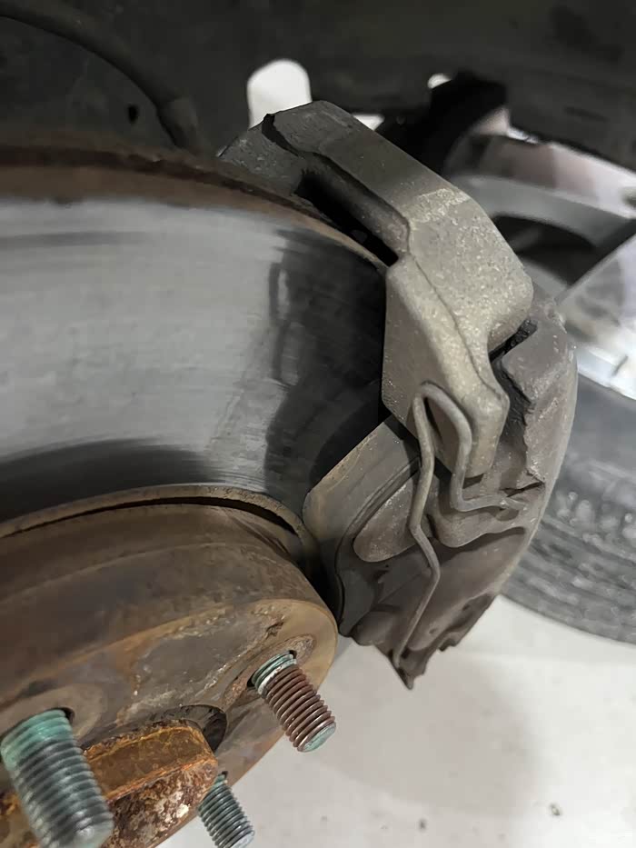 07款经典福克斯前刹车片更换历程