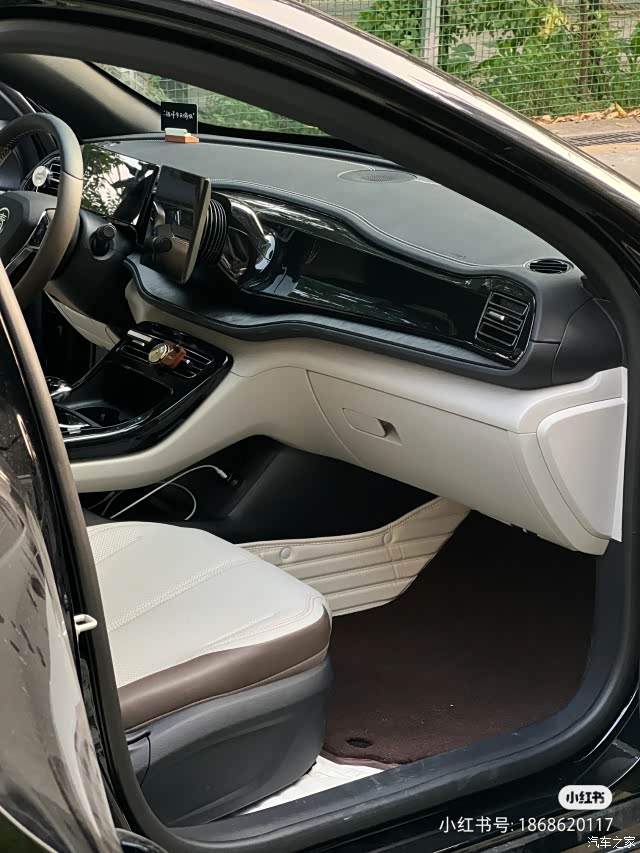 比亚迪秦plusdmi我称之为内饰拯救者这个脚垫和比