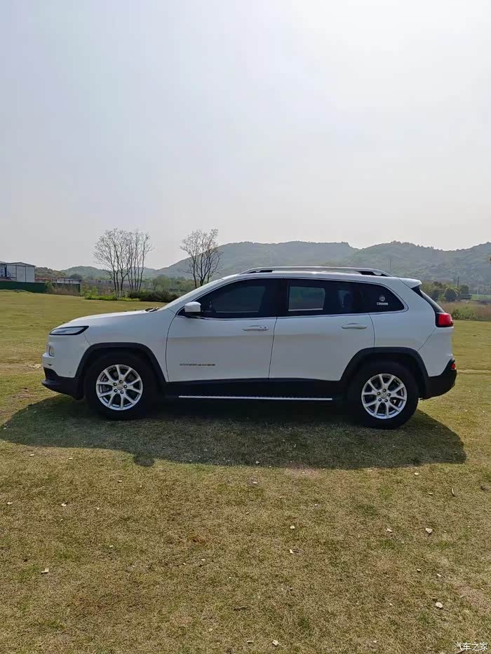 17年吉普自由光,2.0l,8万公里 全景天窗,电动座椅,腰