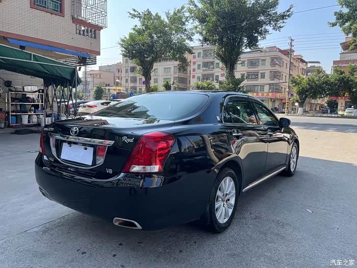 家用一台丰田皇冠2010年10月上牌10款25lroya